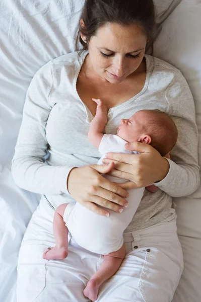 Az újszülött gyermekét anyja — Stock Fotó