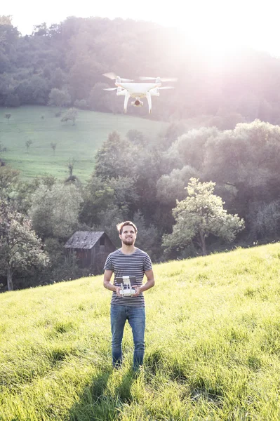 Hipster hombre con vuelo drone . — Foto de Stock