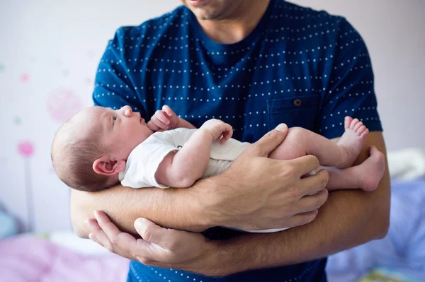 Pappa håller sin nyfödda son — Stockfoto