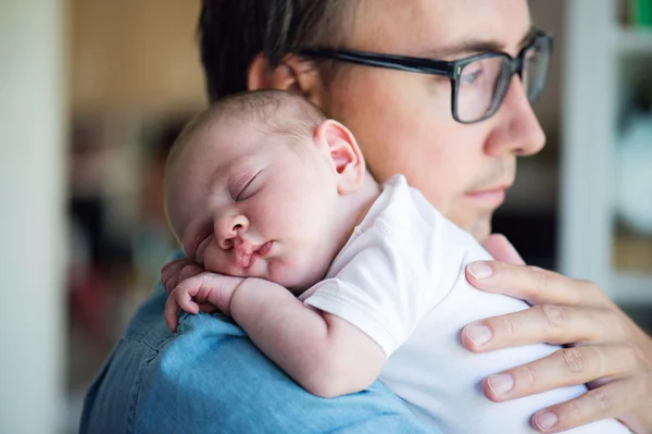 年轻的父亲抱着新生婴儿 — 图库照片