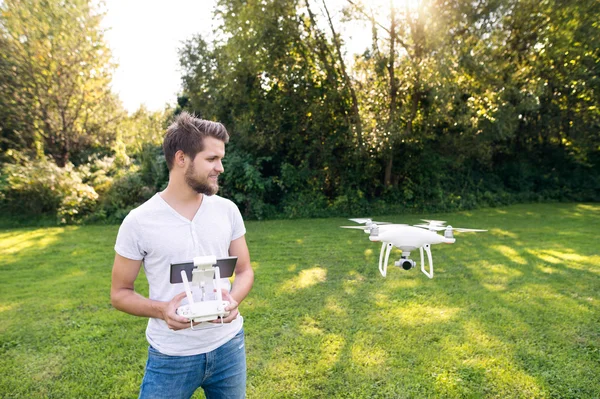 Hipster młody człowiek z latanie drone — Zdjęcie stockowe