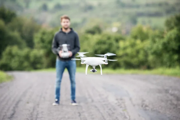 Hipster młody człowiek z latanie drone. — Zdjęcie stockowe