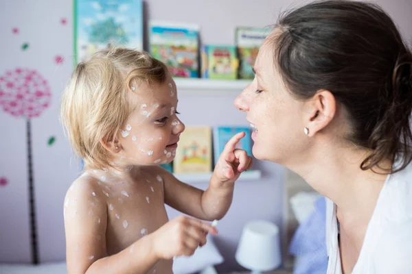 Little girl with chickenpox and mother — Stock Photo, Image