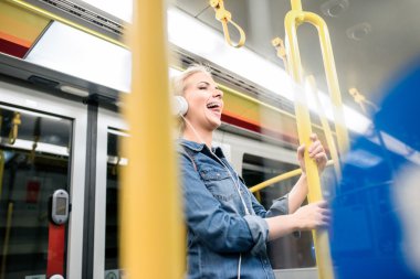 Metro treninin Kulaklığımda olan kadın