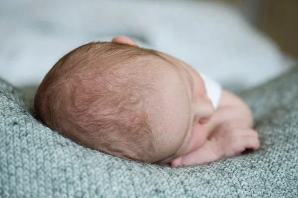 Pasgeboren babyjongen liggen — Stockfoto