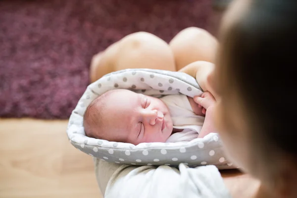 Mãe segurando bebê recém-nascido filho — Fotografia de Stock