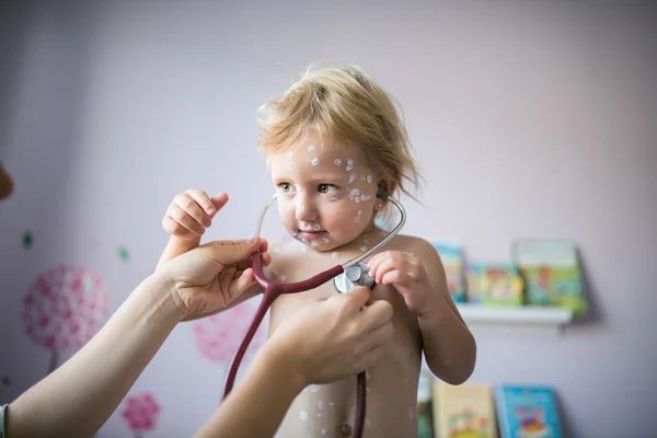 Liten flicka med vattkoppor och stetoskop — Stockfoto