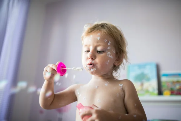 Lite sjuk flicka med vattkoppor — Stockfoto