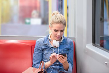 genç kadın ile smartphone metro tren