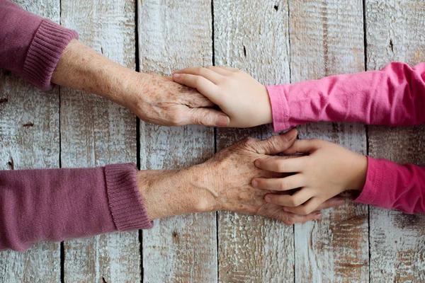 Hände der Großmutter und ihrer Enkelin — Stockfoto