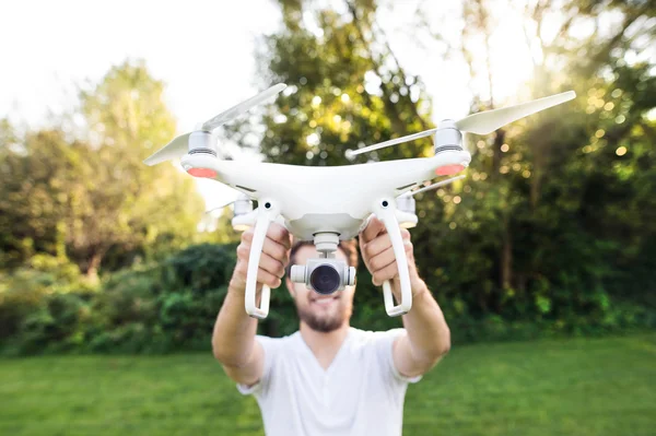 Młody człowiek gospodarstwa drone. — Zdjęcie stockowe
