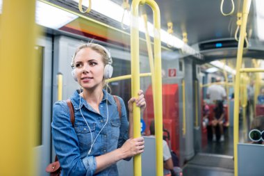 Metro treninin Kulaklığımda kadınla