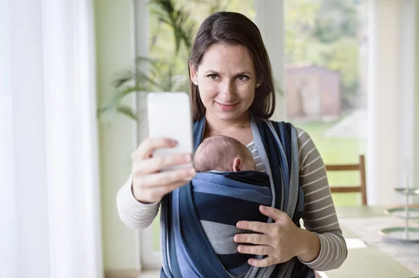 Ibu dengan bayi mengambil selfie — Stok Foto