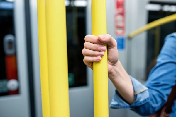 Mujer en tren subterráneo —  Fotos de Stock