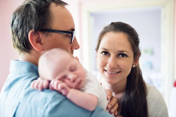 Père et mère tenant un nouveau-né — Photo