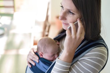 Anne ile oğlu ve smartphone