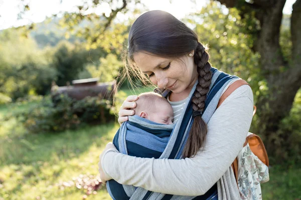 Moeder met haar zoon in de groene natuur — Stockfoto