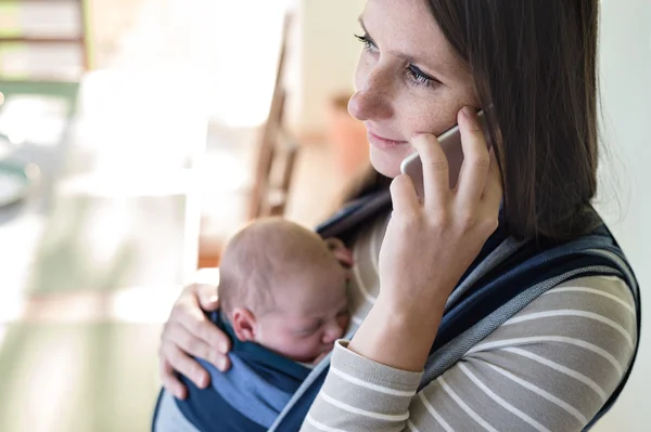 Matka z synem i smartphone — Zdjęcie stockowe