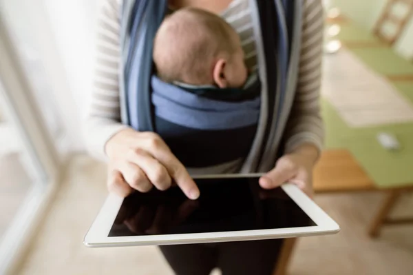 Ibu dengan anaknya memegang tablet — Stok Foto