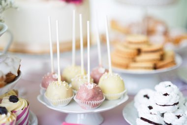 Cakestand, meringues ve cupcakes pasta pops 