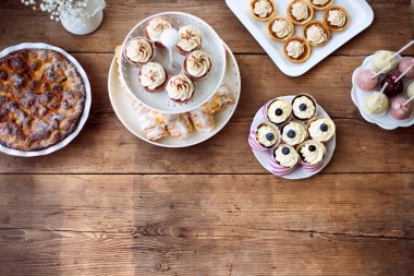 Pasta, kek, turta ve cakepops içeren tablo 