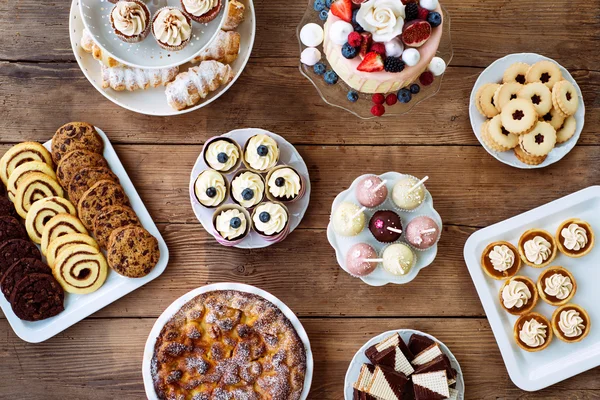 Table with cake, pie, cupcakes, cookies — Stock fotografie