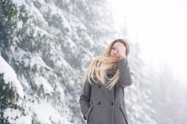 genç kadın kış doğada yürüyüş