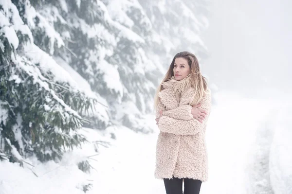 Молодая женщина на прогулке на зимней природе — стоковое фото