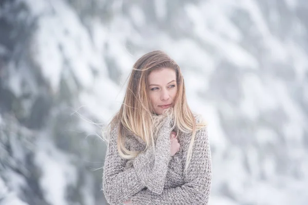 Jonge vrouw op wandeling in de natuur van de winter — Stockfoto