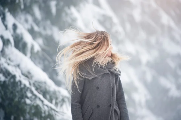 Młoda kobieta na spacer w naturze zimą — Zdjęcie stockowe