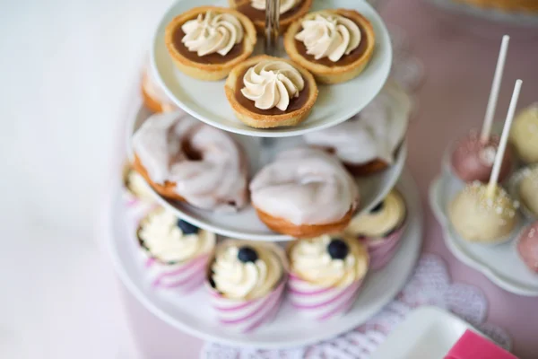 Tarts, crem puffs, cupcakes on cakestand. Cake pops. — Stock Photo, Image