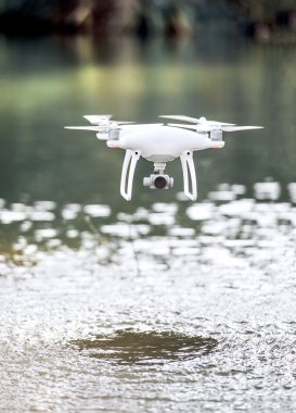 Drone quadcopter su üzerinde uçan kamera ile.