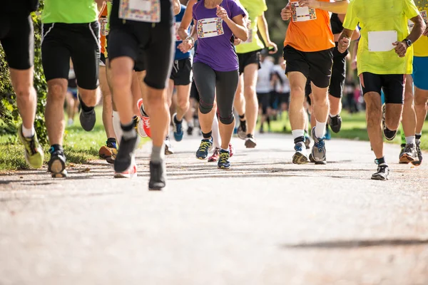 Grupo de corredores irreconocibles al aire libre. Larga distancia corriendo . —  Fotos de Stock