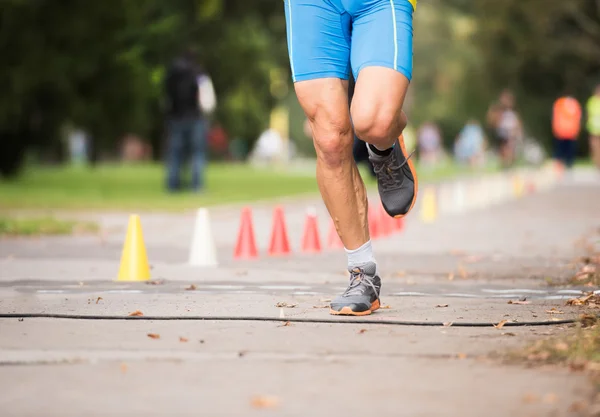 Unrecognizable runner outdoors. Long distance running. — Stock Photo, Image