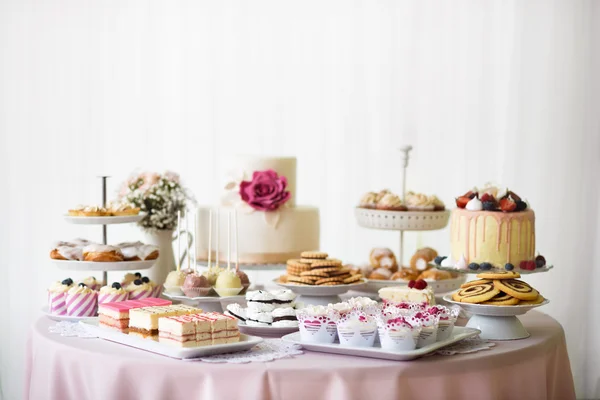 Mesa con montones de pasteles, cupcakes, galletas y pastelitos . —  Fotos de Stock