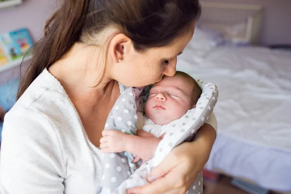 Gyönyörű anya gazdaság újszülött fiú karját — Stock Fotó