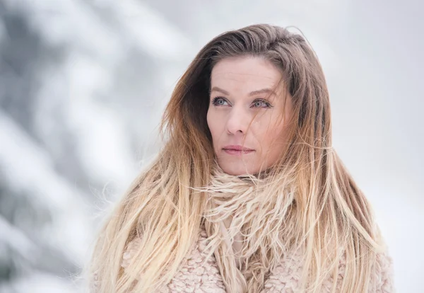 Молодая женщина на прогулке на зимней природе — стоковое фото