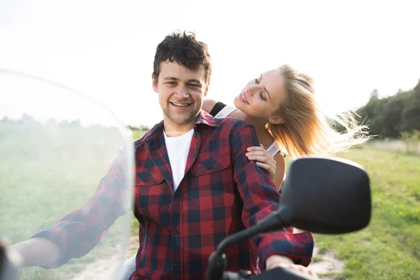 Закохана пара насолоджується квадроциклом на велосипеді в сільській місцевості . — стокове фото