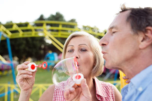 Senior paar met een goede tijd op de kermis — Stockfoto