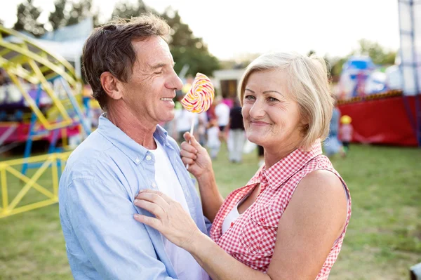 Senior paar met een goede tijd op de kermis — Stockfoto