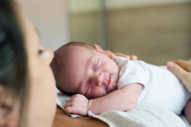 Yatakta yatan yeni doğan bebek oğluyla tanınmaz halde anne