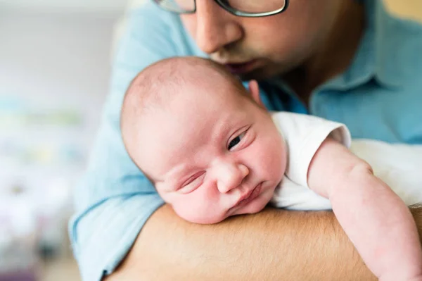 Крупним планом, невпізнаваний батько тримає свого новонародженого сина — стокове фото