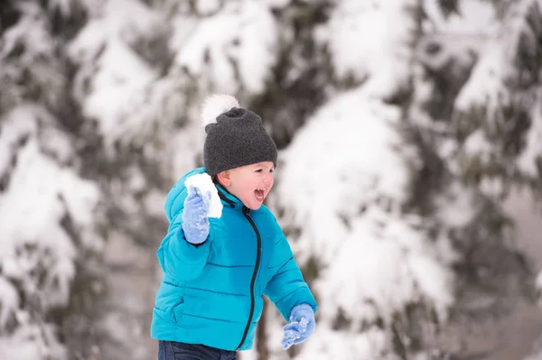 Cute little boy playing outside in winter nature — Stock Photo, Image