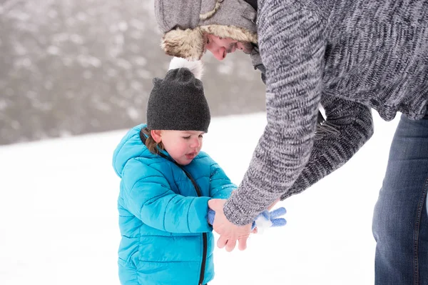 Joven padre con su hijo, jugando en la nieve . —  Fotos de Stock