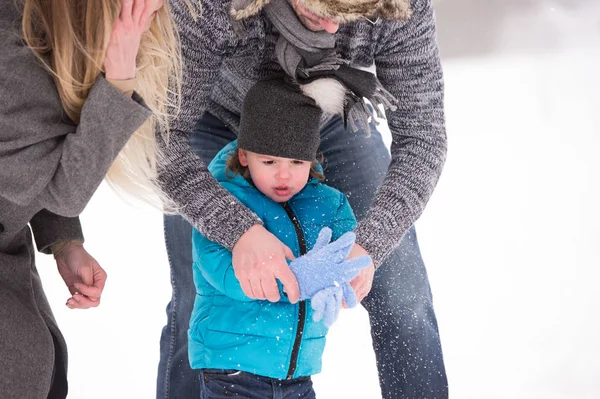 Karda oynarken oğulları ile anne ve baba. — Stok fotoğraf