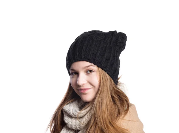 Dívka v zimní kabát, šátek a klobouk, studio záběr, izolovanou. — Stock fotografie