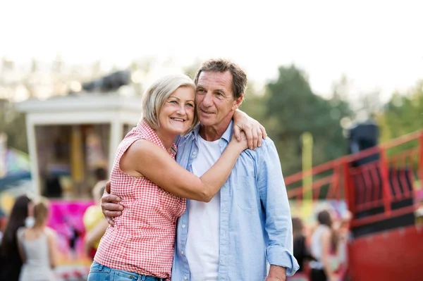 Senior paar op de pret eerlijke, knuffelen. Zonnige zomer. — Stockfoto