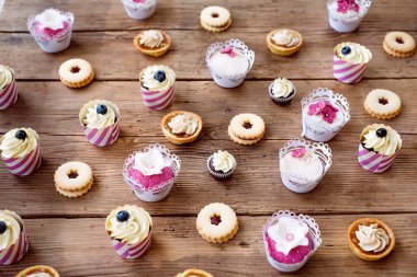 Tablo çeşitli kekler, tart ve çerezler ile. Stüdyo vurdu.