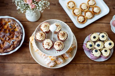 Tablo cupcakes, tart, pasta ve boynuz ile hamur işleri.