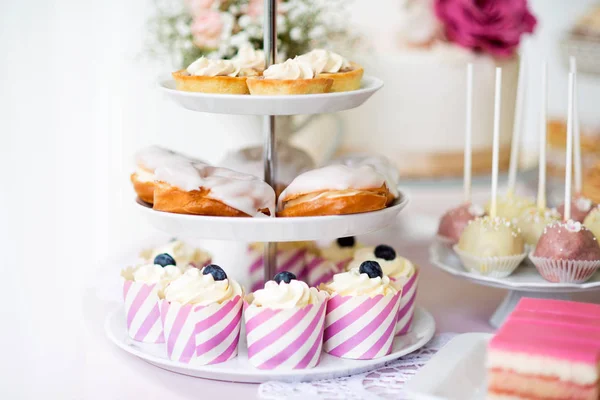 Tartas, cremas, cupcakes en pastelería. Pastel pops . —  Fotos de Stock